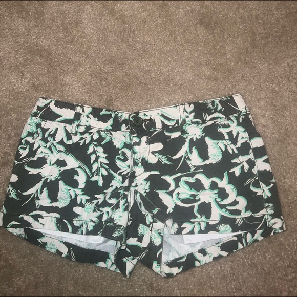 Mossimo Gray, White & Green Floral Jean shorts size 1 - Picture 3 of 9